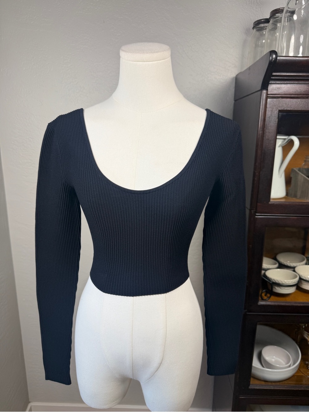 Babaton Aritzia Black Scoop Neck Ribbed Long Sleeve Cropped Top Size XS
